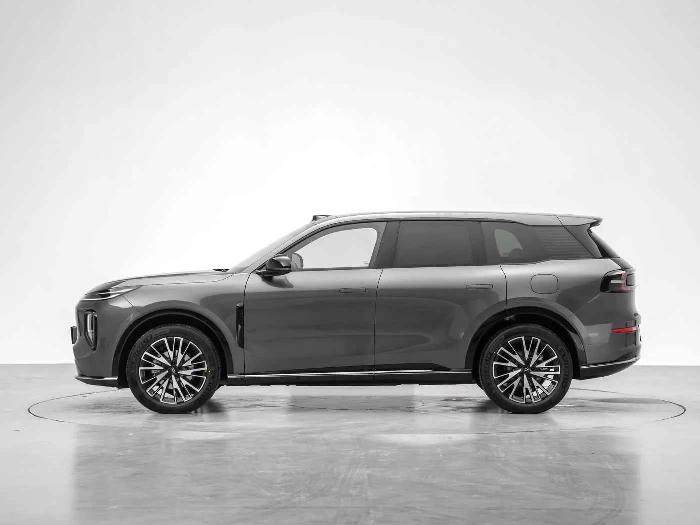 Equipped with Tian Shu Intelligent Driving and Electromagnetic Active Suspension, the Changan Qiyuan Q07 is set to open for priority pre-orders on March 31st.