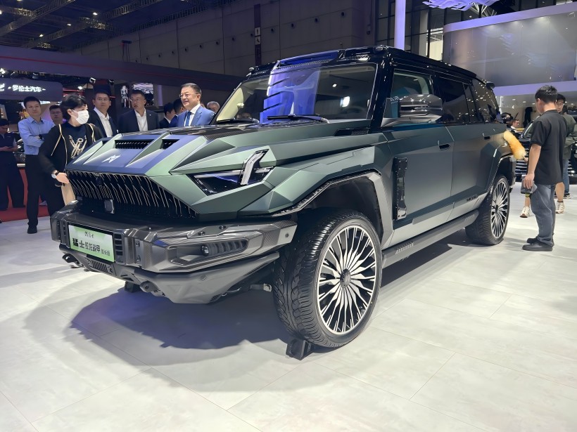 2025 Shanghai Auto Show: The Mengshi 917 Jiaolong Battle Armor Long - wheelbase Edition is priced at 1.098 million yuan and is limited to 199 units.